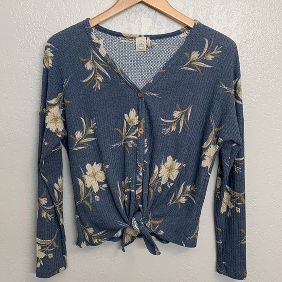 3/$25 Paper Crane Front Tie Shirt, Size Small - Picture 2 of 13